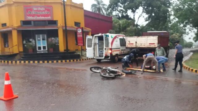 Itacaruaré: motociclista chocó contra un camión y se encuentra grave