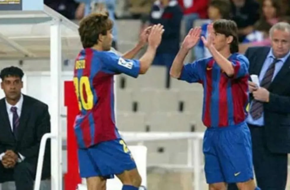 Messi ingresando a la cancha el día de su debut con el Barcelona (Foto: web)