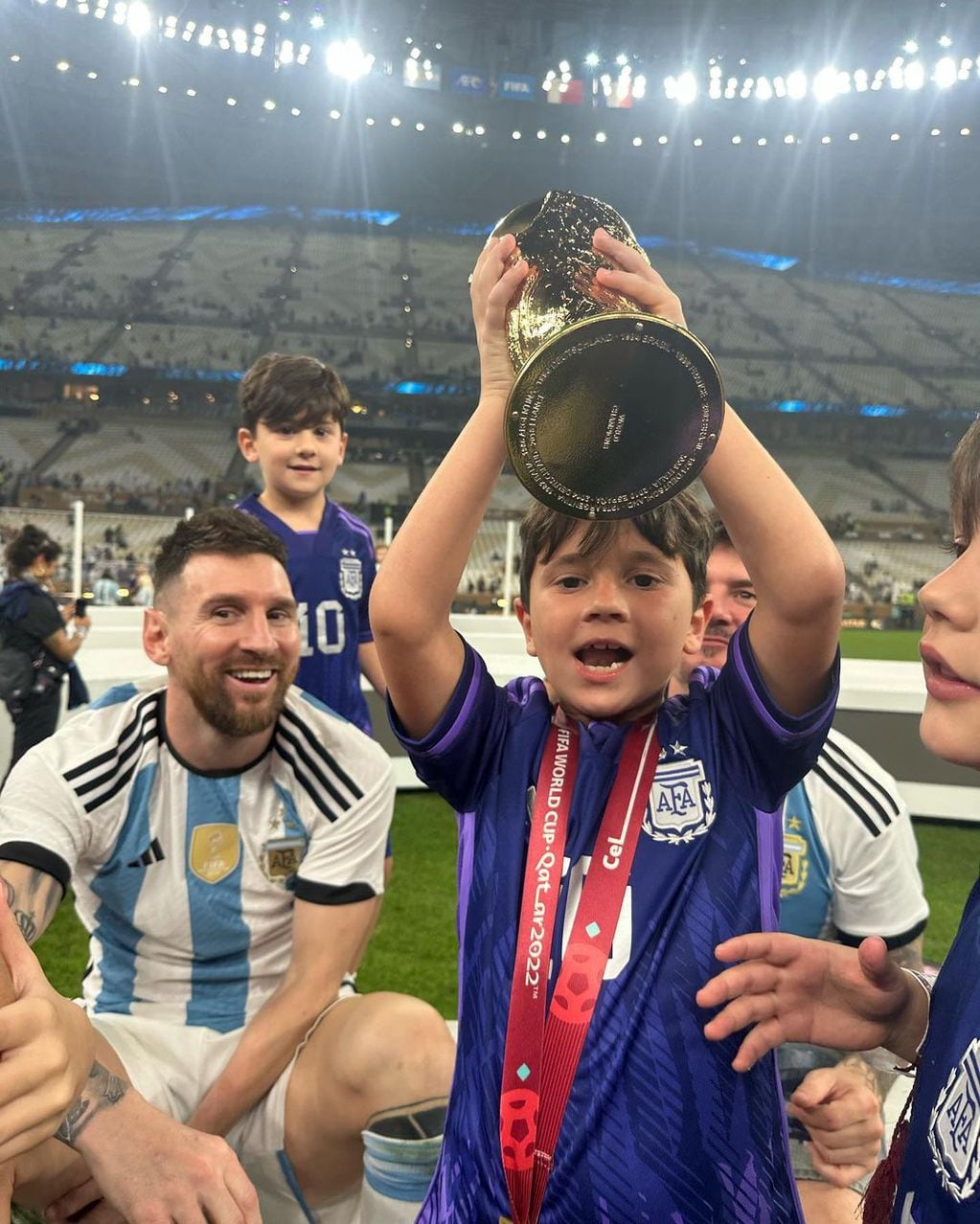 Mateo Messi festejó con la copa y la medalla de la "Pulga".