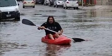 Vecino anduvo en kayak por el barrio.