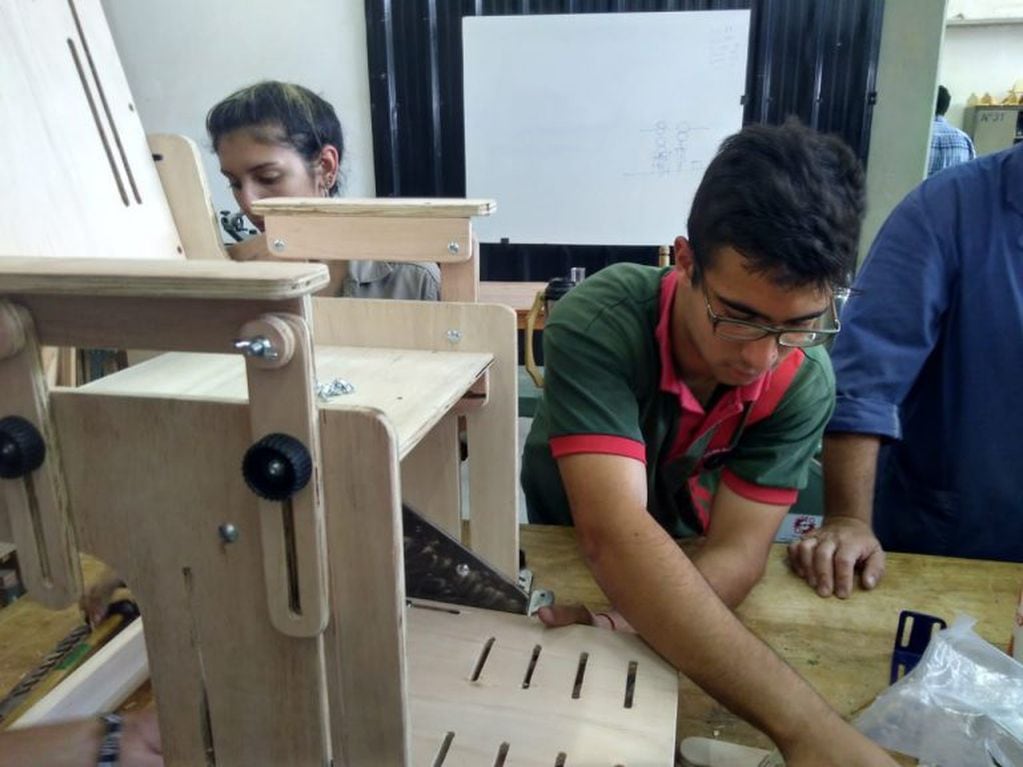Estudiantes construyen sillas posturales