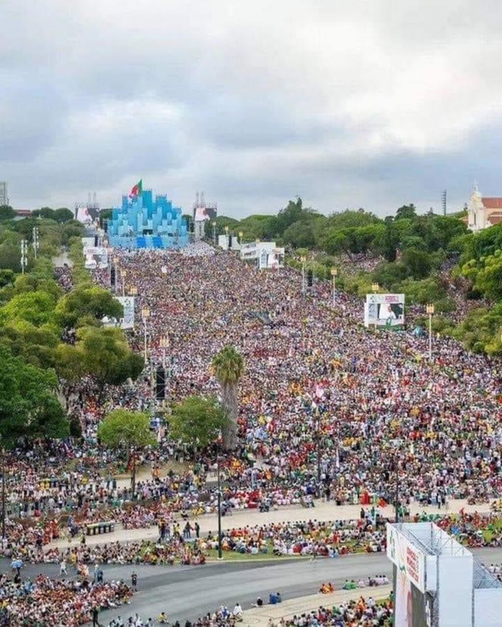 La gran multitud de fieles en el santuario de Fátima. Foto: Twitter / @qriswell
