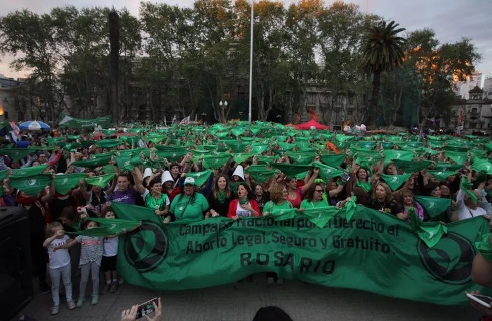 El Monumento a la Bandera se tiñó de verde en reclamo del aborto legal (@CampaAbortoRos)