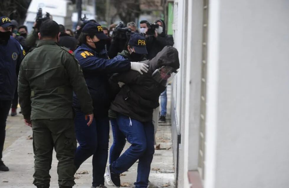 Algunos de los 16 detenidos por la causa de espionaje ilegal durante el Gobierno de Mauricio Macri ingresan al juzgado de Lomas de Zamora para prestar declaración indagatoria ante el juez Fernando Villena. (Clarín)