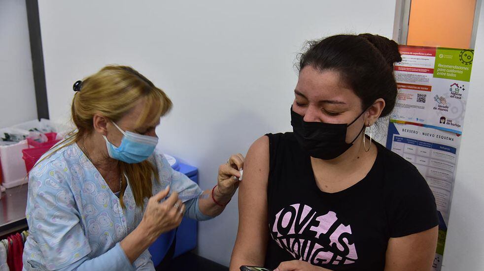 Pérez vacuna contra la Fiebre Hemorrágica Argentina
(Nicolás Bravo / La Voz)