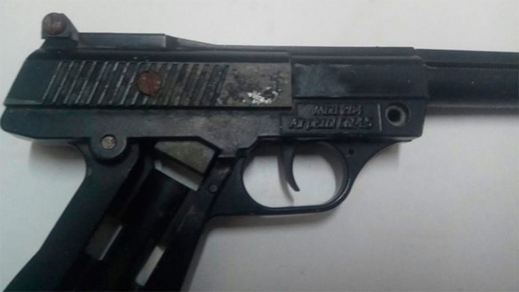 Temor en una escuela de Paraná: un alumno de 10 años llevó un arma de fuego