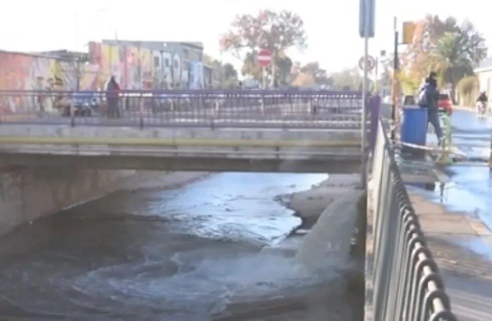 Aguas contaminadas provenientes de cloacas de la ciudad de Godoy Cruz desembocan en el canal cacique Guaymallén.