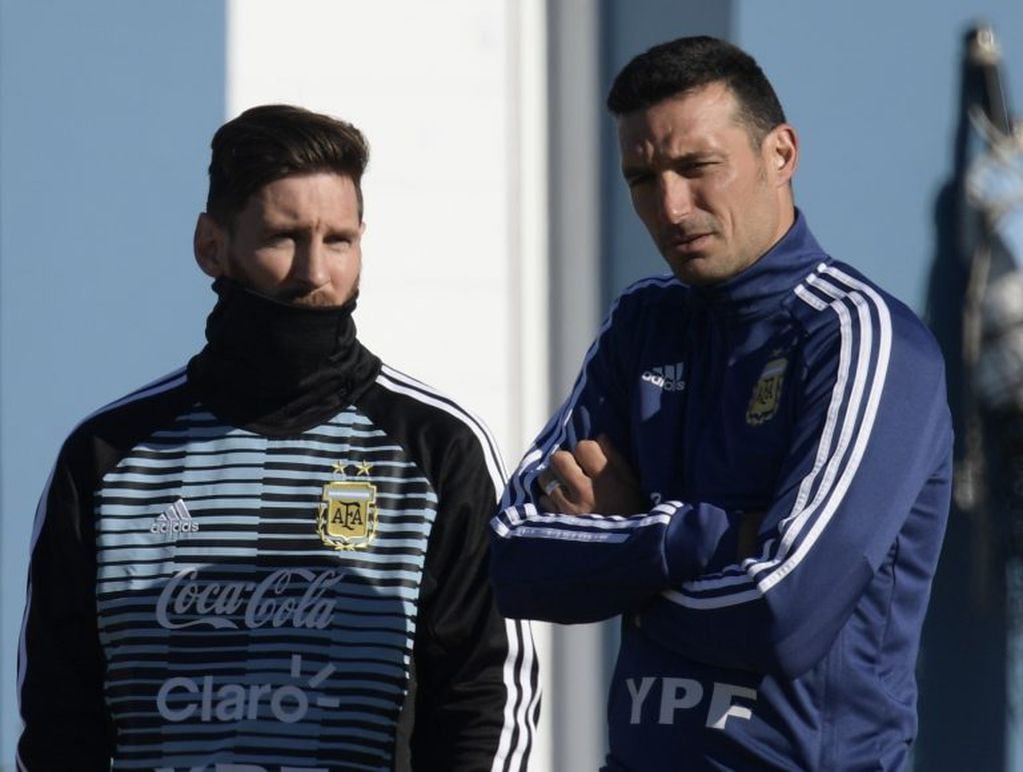 Messi y Scaloni. (AFP).