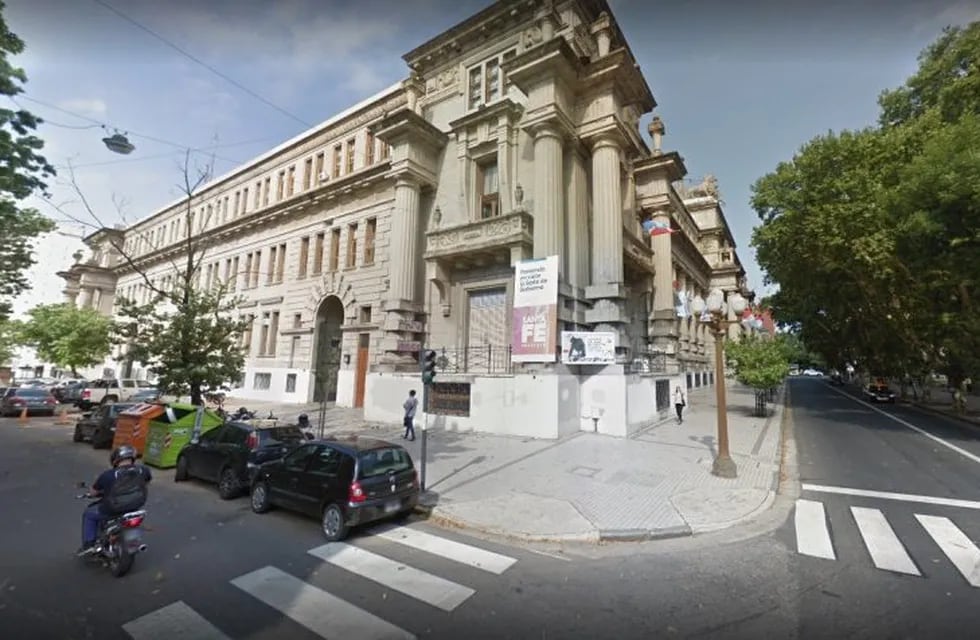 La salvaje golpiza contra Keila y sus amigos ocurrió a metros de la sede de Gobernación. (Google Street View)