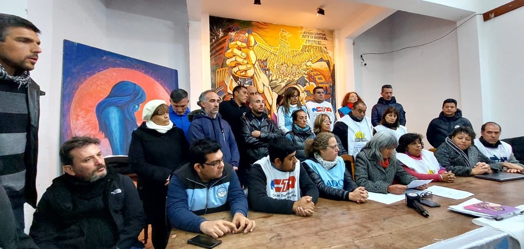 En el marco de la presentación a la prensa de la Intergremial de Jujuy este martes, los sindicatos docentes ratificaron la continuidad del paro por tiempo indeterminado.