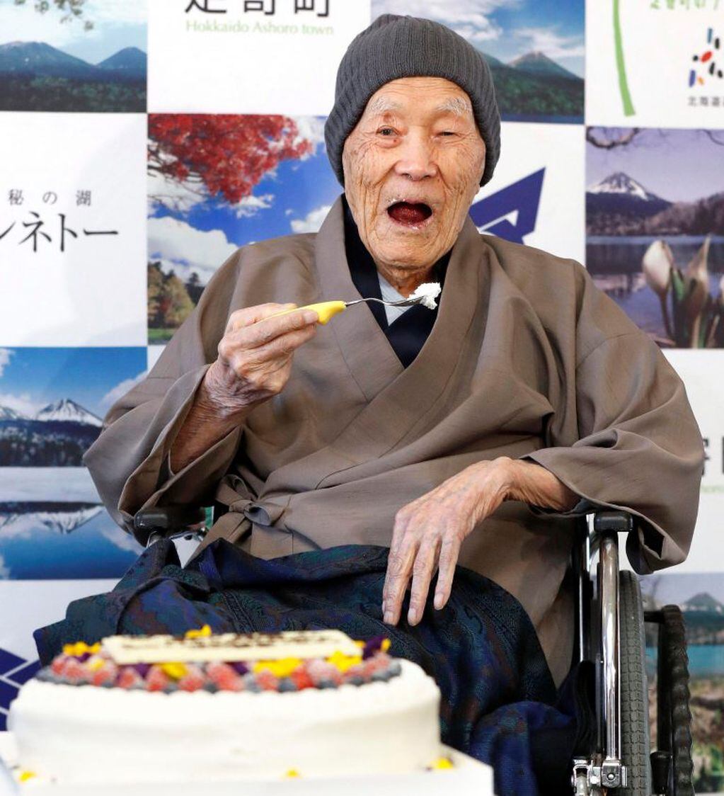 Nanoko era fanático de los dulces, aquí comiendo torta el día de su cumpleaños 112. (AFP)