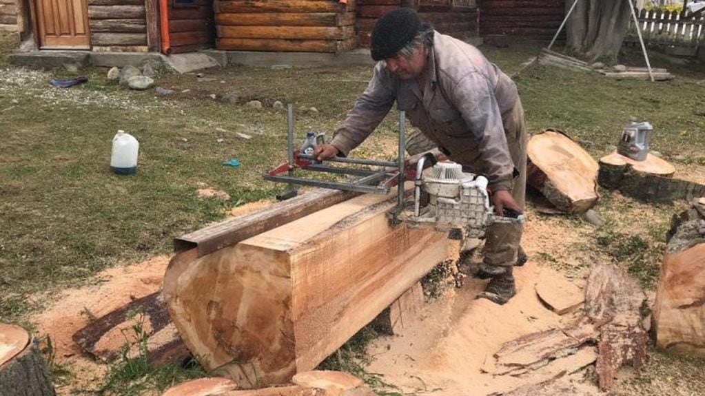 Manuel Nauto nos muestra como transforma un tronco de madera en tablones para usos múltiples.