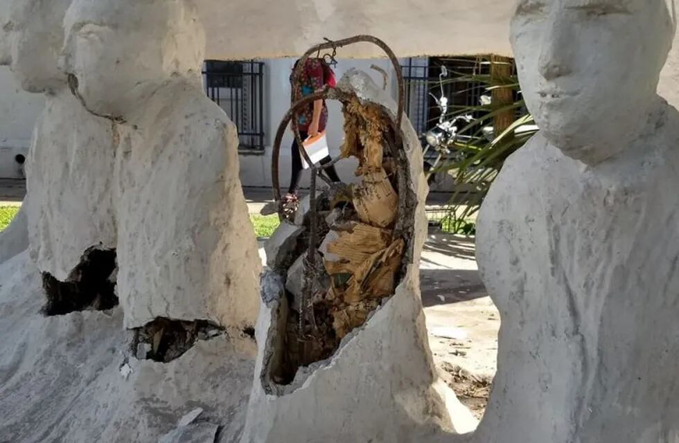 Daños en el monumento a los desaparecidos