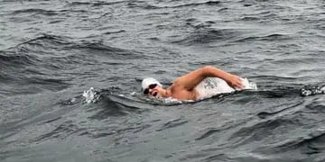 Un nadador de 54 años cruzó el Lago Nahuel Huapi sin traje de neopreno.