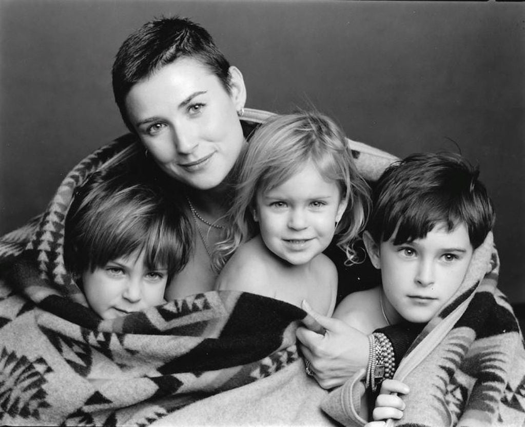 Demi Moore tiene tres hijas, fruto se su primer matrimonio con Bruce Willis: Rumer, Scout y Tallulah.
