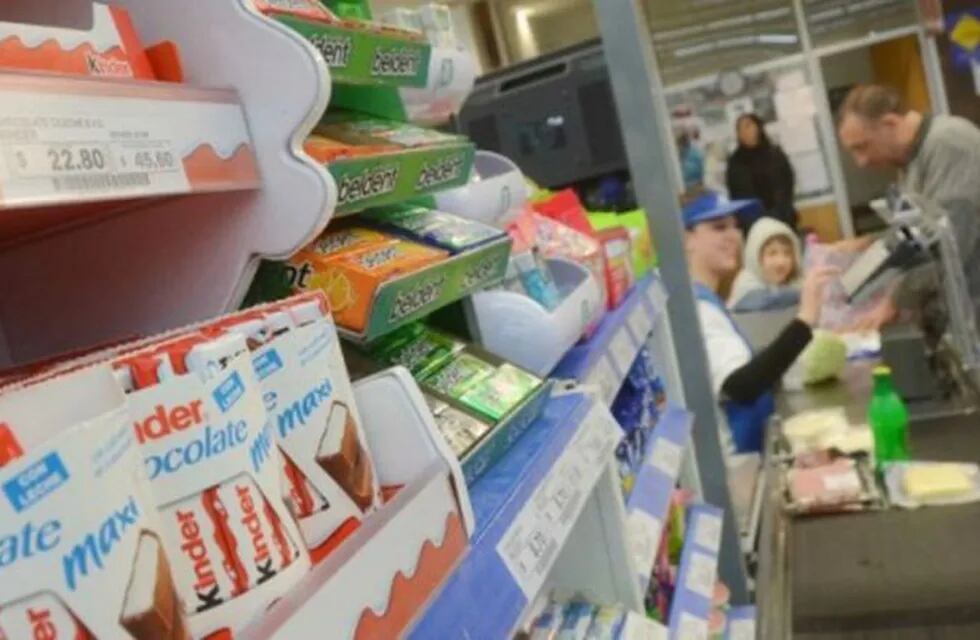 Imagen archivo. Prohíben la exhibición de productos con altos contenidos de azúcar cerca de las cajas de pago.