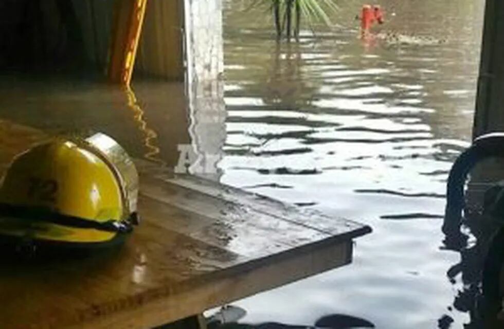El cuartel de los bomberos de Arroyo Seco quedó bajo el agua.