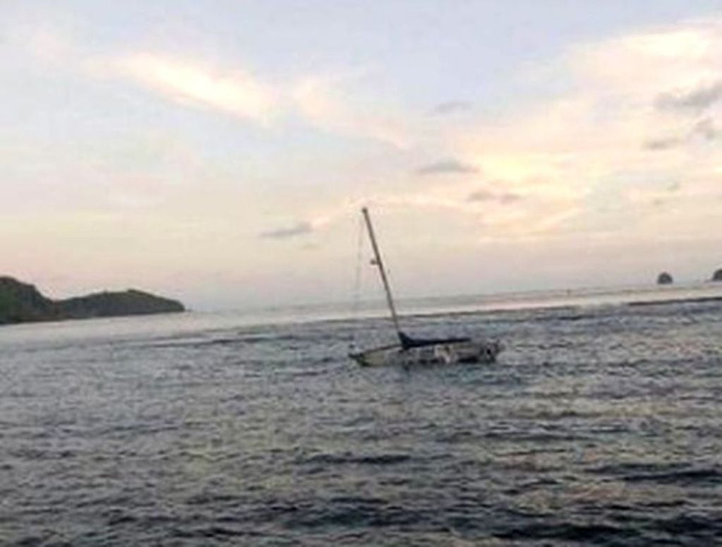 Dos hermanos salteños que viajan por el mundo naufragaron entre Samoa y la Polinesia.