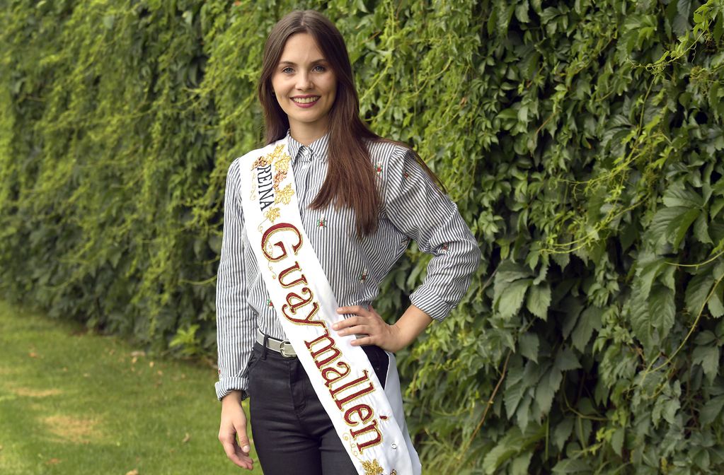 La reina de la Vendimia de Guaymallén Julieta Belen Lonigro (22) representó al Distrito Los Corralitos. (Foto: Orlando Pelichotti / Los Andes)