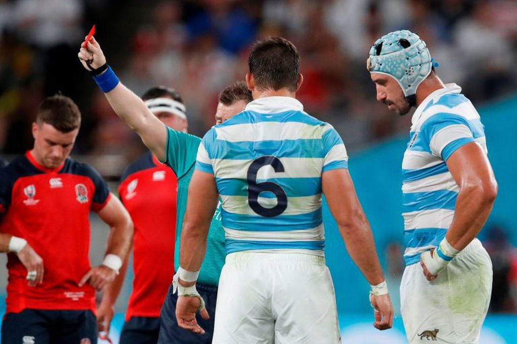 El galés Nigel Owens le muestra la roja a Tomás Lavanini por tackle alto. Foto: Odd Andersen / AFP.