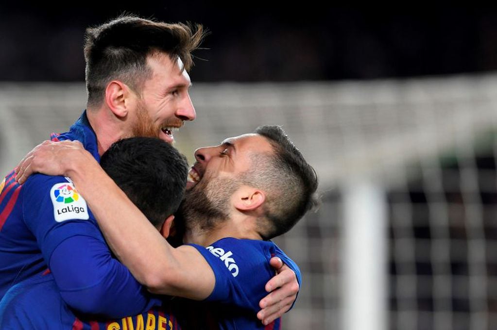 Los jugadores del Barcelona festejan la goleada 6-1 al Sevilla con Messi a la cabeza (AFP).