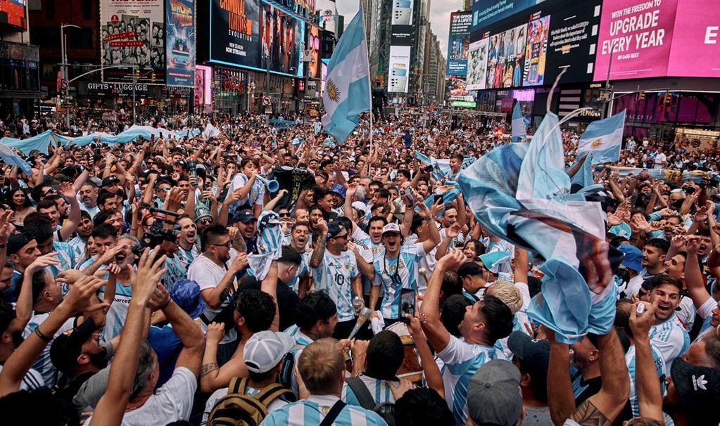 Miles de argentinos coparon las calles de Nueva York este lunes (Foto: AP).