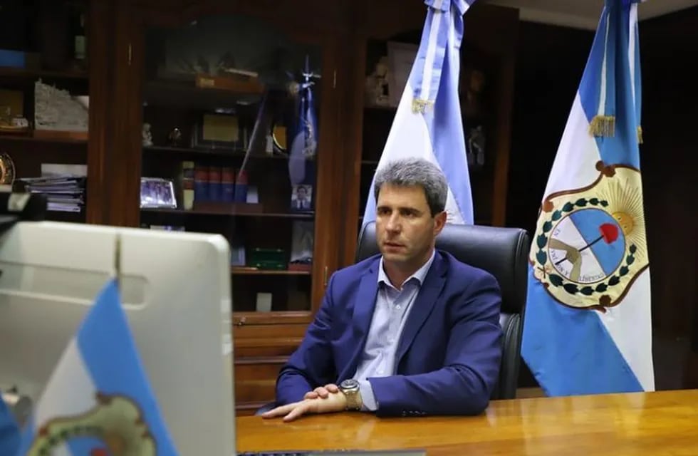 El gobernador Uñac, presente en los anuncios de reestructuración de la deuda.