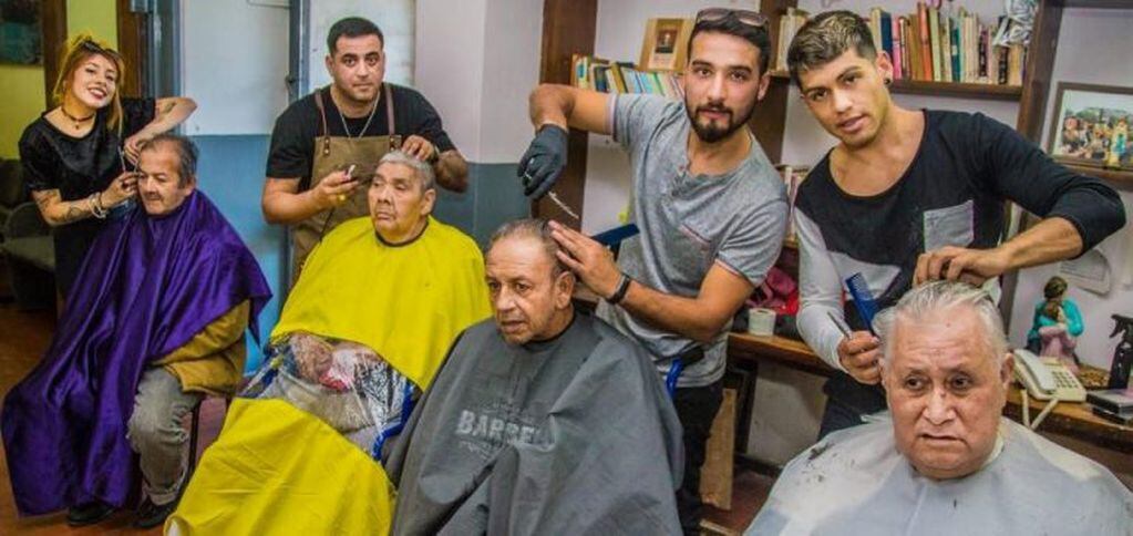 Los estudiantes de barbería y peluquería de Studio 86. escuela de emprendedores, les cortaron el pelo y embellecieron a los abuelos del Padre Lamónaca.