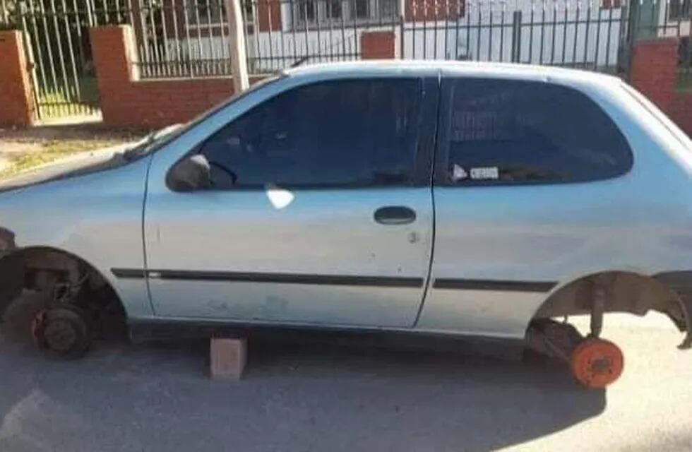 Una vecina de La Falda denunció que en la madrugada le robaron las ruedas de su vehículo, que estaba estacionado frente a su domicilio.