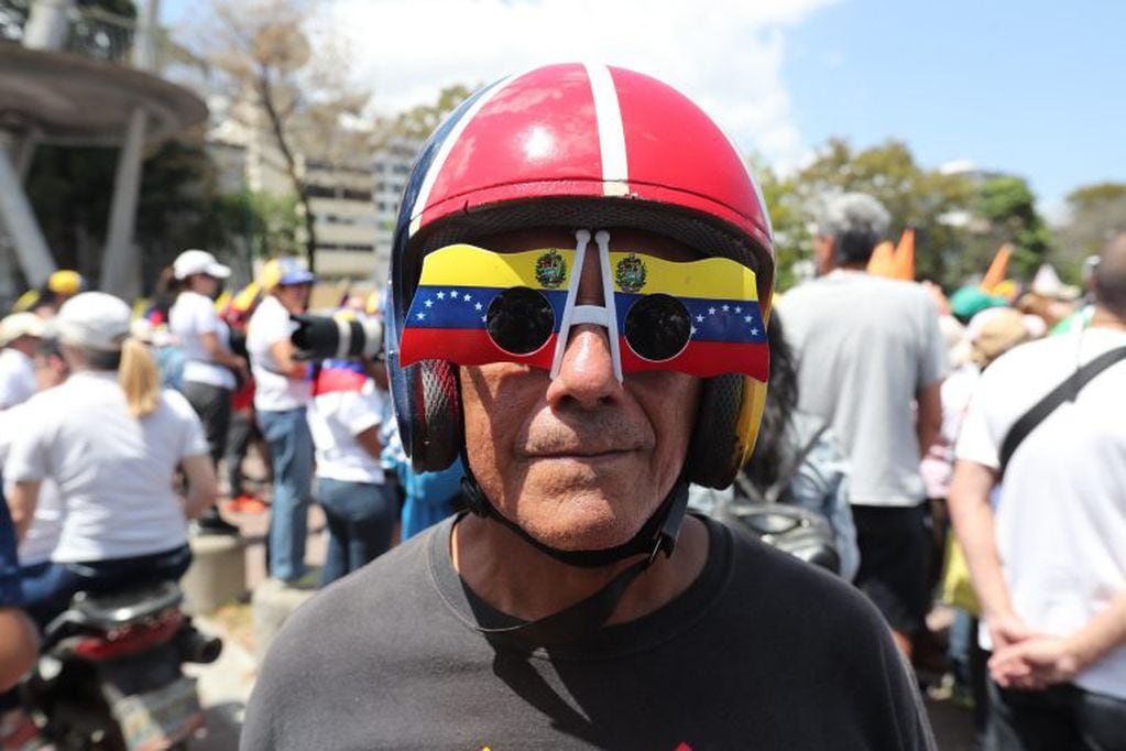 La felicidad de los seguidores de Guaidó tras su retorno (Foto: EFE/ Raúl Martínez).