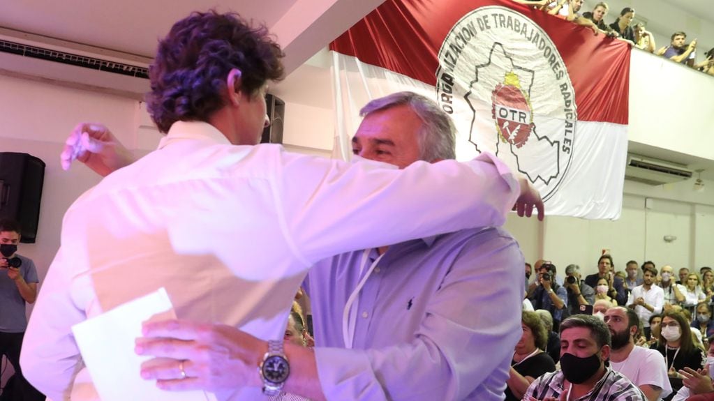 Superadas sus diferencias, Martín Lousteau y Gerardo Morales se estrechan en un abrazo, durante la Convención Nacional partidaria.