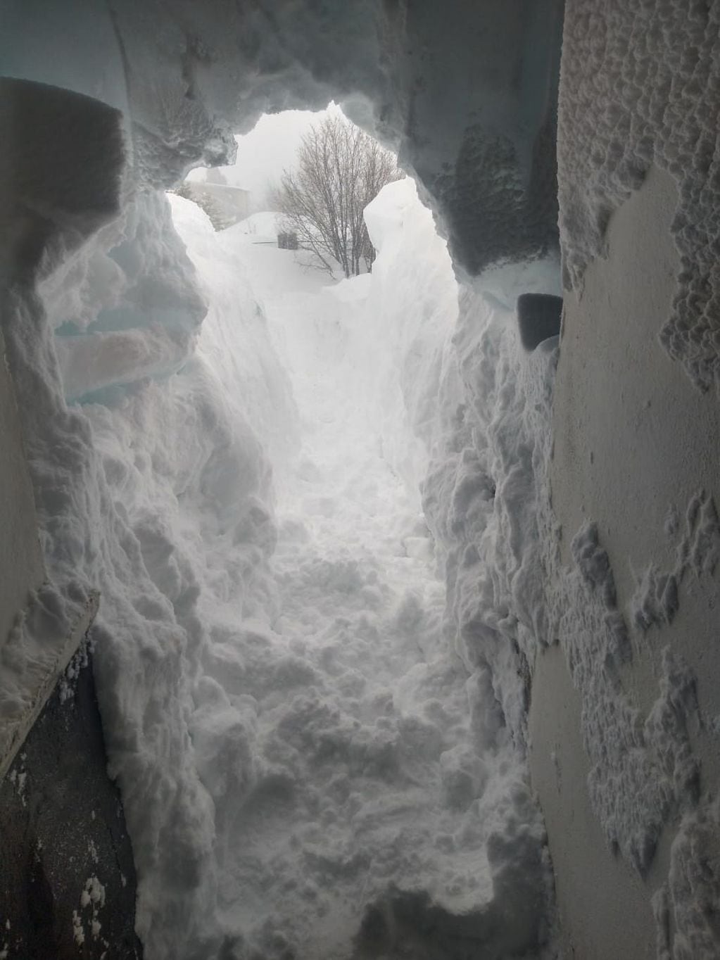 Un hombre de Neuquén tuvo que cavar un túnel de nieve para salir de su casa
