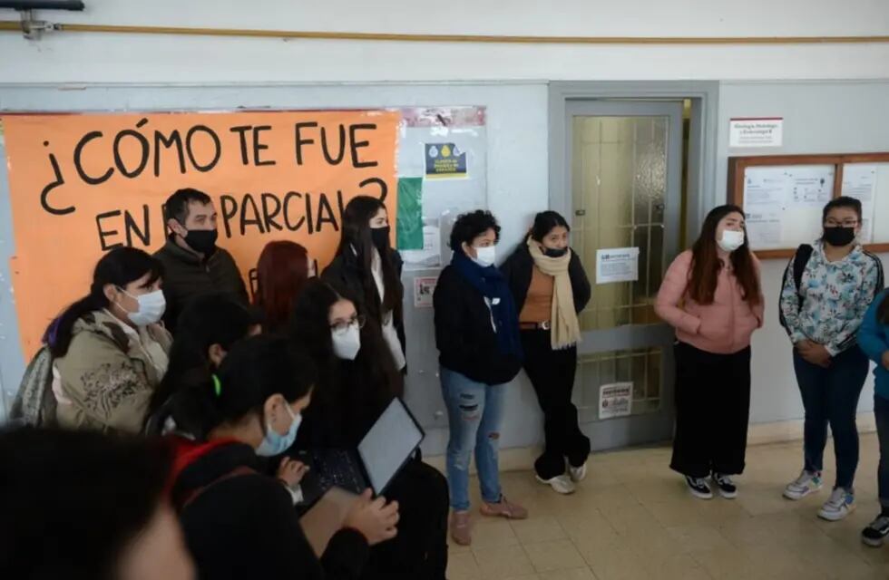 Este martes alumnos de la Facultad de Medicina de La Plata hicieron una marcha en protesta al resultado de los exámenes del parcial.