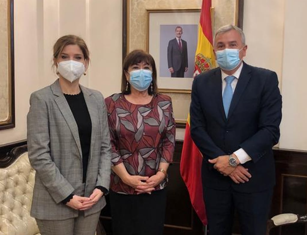 Hana Jalloul Muro (izq.) y Cristina Narbona Ruiz (centro) se reunieron  en Madrid con el gobernador de Jujuy, Gerardo Morales.