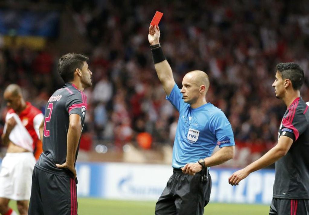 Lisandro Lopez recibiendo una tarjeta roja de parte del árbitro Szymon Marciniak durante la Champions League.