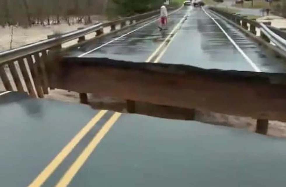 Un puente colapsó en pleno vivo y la notera que lo estaba cubriendo se salvó por segundos