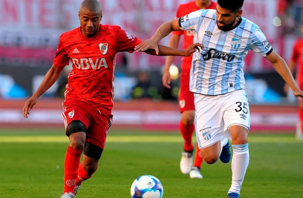 River Plate's midfielder Nicolas De la Cruz (L) vies for the ball with Atletico Tucuman's defender Cristian Villagra during their Argentina First Division Superliga football match at El Monumental stadium, in Buenos Aires, on October 15, 2017. / AFP PHOTO / ALEJANDRO PAGNI cancha de river plate Nicolas De la Cruz campeonato torneo superliga de primera division futbol futbolistas partido river plate atletico de tucuman