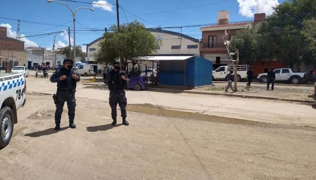 Efectivos policiales vigilan en La Quiaca el cumplimiento de las restricciones por la condición de "zona amarilla".