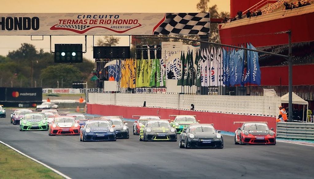 Con casi cincuenta autos en pista se correrá este fin de semana en Termas de Río Hondo la etapa 7 de la Porsche Cup Brasil.