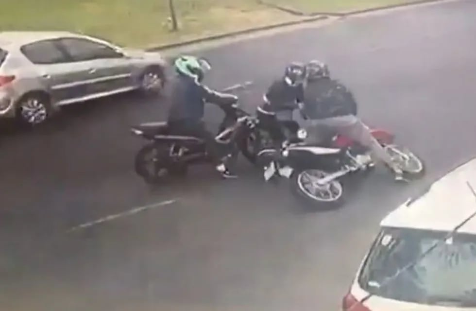 Saenz Peña: violento ataque de motochorros a una mujer. Crédito: Captura de video.