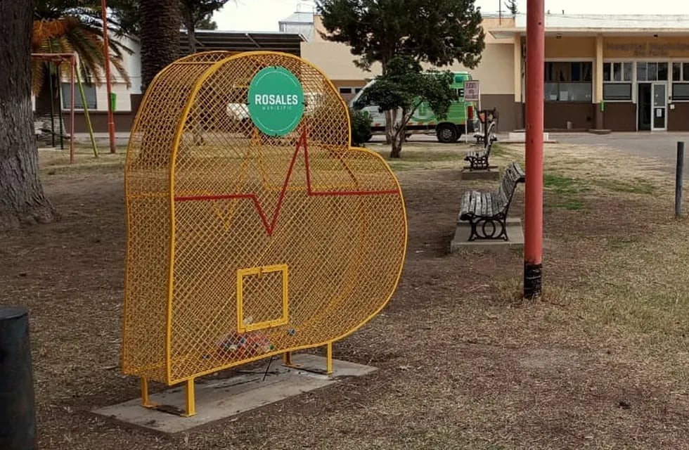 Instalaron un “Eco Corazón” para colectar tapitas plásticas en el ingreso al Hospital Eva Perón