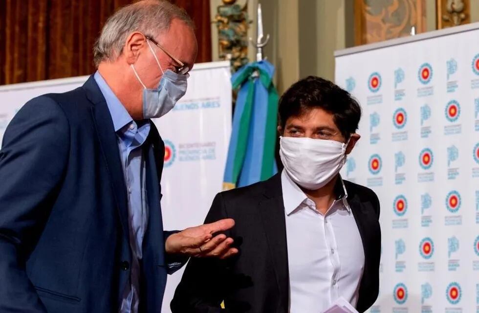 Daniel Gollan (i), ministro de Salud bonaerense, junto al gobernador Axel Kicillof. (Clarín/Archivo).