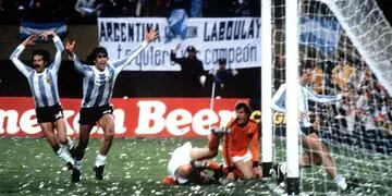 Mario Kempes anota el primer tanto argentino en la final del Mundial Argentina 78. (Foto: La Voz del Interior/archivo)