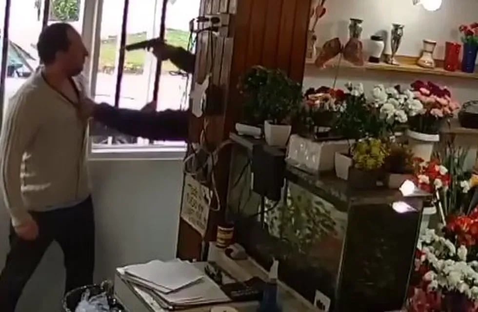 Un empleado de una florería de Hurlingham evitó un asalto a su local con una tijera.