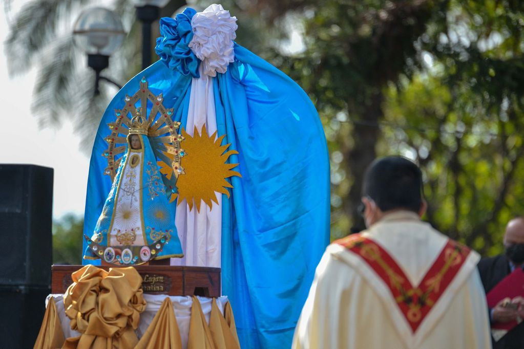 El tradicional tedeum del 25 de Mayo fue oficiado por el cura párroco Daniel Vaca, quien oró ante una imagen de la Virgen de Luján, santa patrona de la República Argentina.