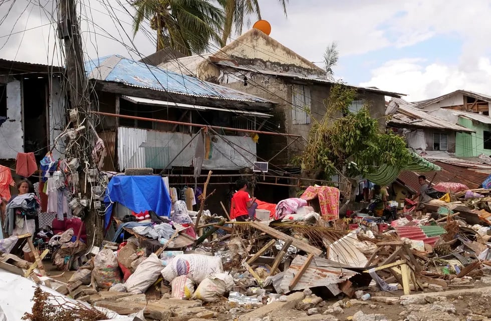 Los destrozos registrados por el paso del tifón Rai en las Filipinas. EFE/EPA/Angeli Cantillana.