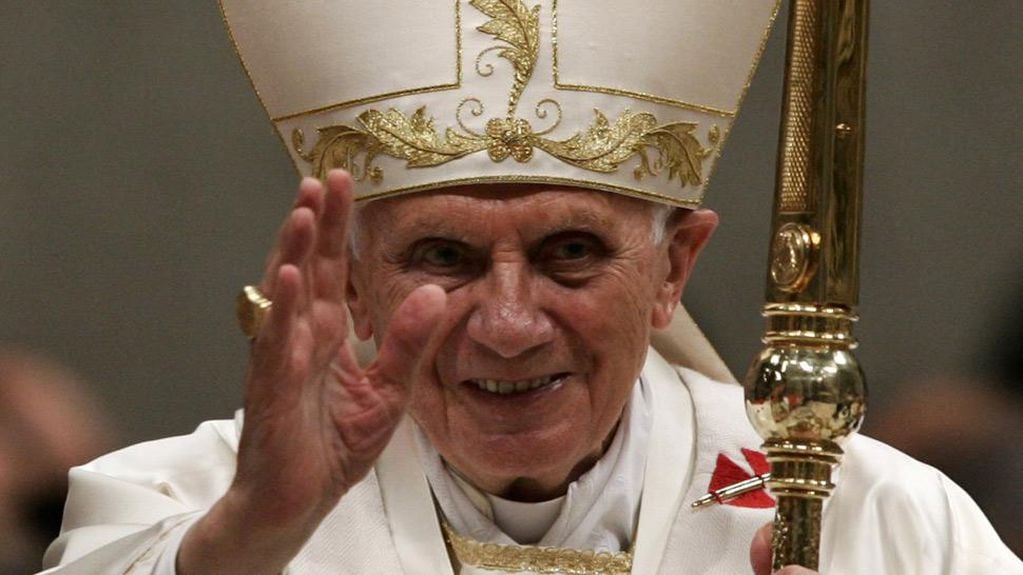 Benedicto XVI, el papa emérito, también fue inmunizado con la tercera dosis. Foto Archivo.