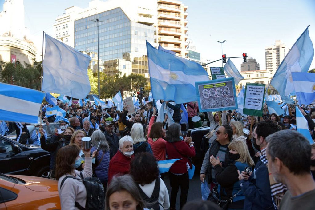 Un grupo de personas se convocó en el Patio Olmos para protestar contra el gobierno (Facundo Luque / La Voz)