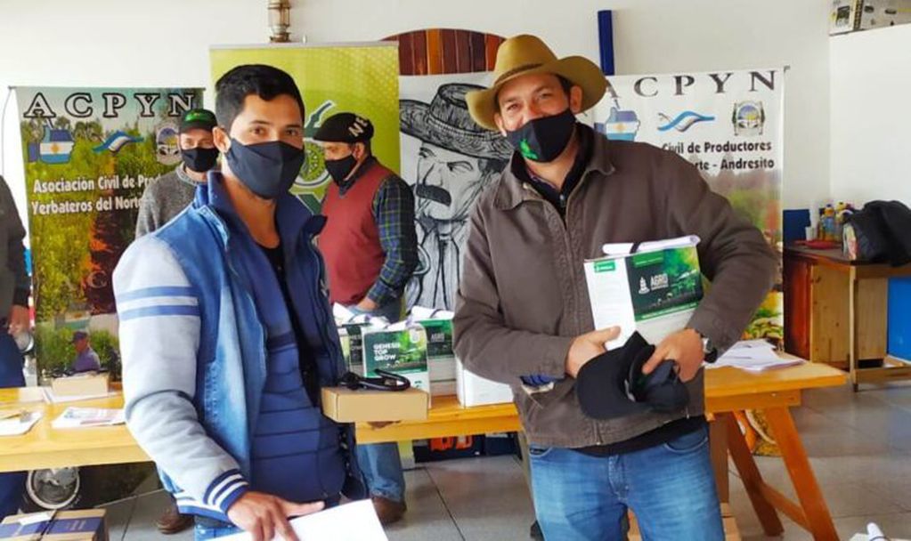 Tareferos y productores de yerba mate recibieron insumos y herramientas en Andresito.