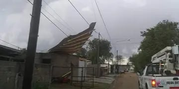 En Coronel Moldes el viento voló los techos de varias construcciones. (La Voz)